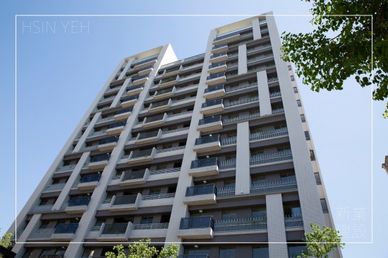 新業(yè)『自由居』歷經(jīng)1000多個(gè)晨起日落，這座東區(qū)的希冀，乘載著期盼與未來(lái)，於此，將展開(kāi)『心』的所在。