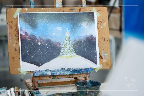 暖陽(yáng)映照，相聚於此，12月初與家族來(lái)場(chǎng)畫布裡的聖誕，提前感受節(jié)日氛圍，繪出屬於自己獨(dú)特的聖誕禮物。