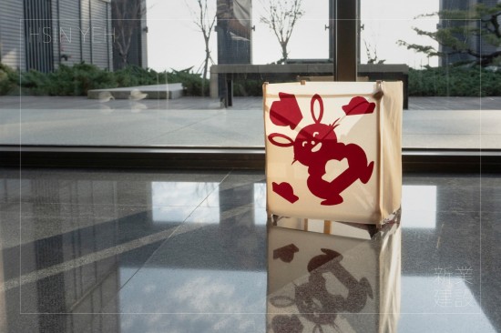 以剪紙裝飾燈籠，是古人對照明的創(chuàng)意，在白日陽光穿透鏤空處，與光影共舞，也
別有一番風味。