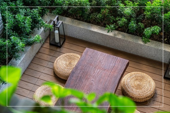 新業(yè)為城市築起一座森鄰，四季合院以四季為設(shè)計(jì)主題的露臺(tái)，不同的主題造景與高度視野，創(chuàng)造各具特色的空間感受，歡迎住戶走出家門(mén)，與鄰里在此一同小歇談心，就像是過(guò)去三合院前的「埕」，總是滿載著人們的笑語(yǔ)，和溫暖人情。