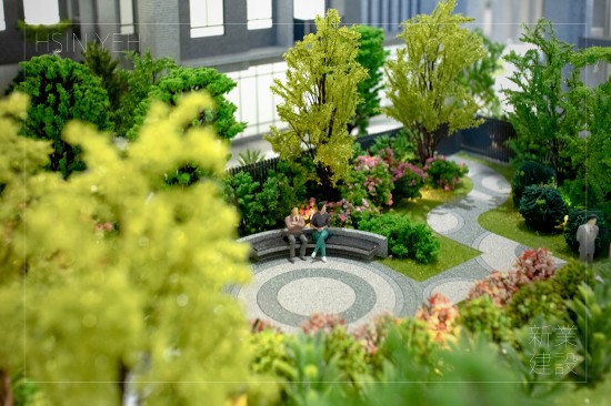 流動(dòng)的日光綠蔭，一雙人影穿越其中，沉浸在綠意、恣意悠遊，是放鬆且愜意的好日子。