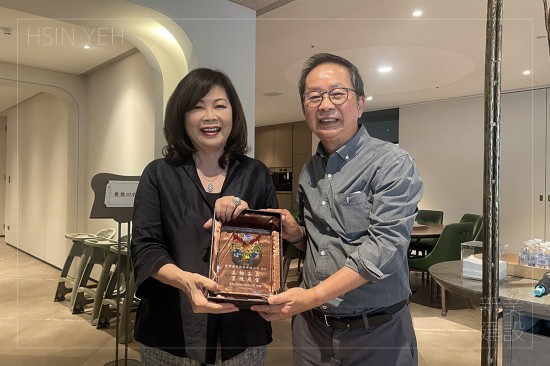 設(shè)計(jì)觀摩日，感謝同業(yè)的交流與分享，每場參訪尾聲，致上滿滿感謝並贈予紀(jì)念獎(jiǎng)盃。
新業(yè)建設(shè)董事長卓勝隆(右一)與龍寶建設(shè)董座張麗莉(左一)

