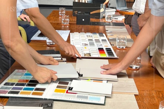 透過指尖觸摸面板，感受肌理、紋路、質(zhì)感，甚至板材韌度上的差異，感受每一份細節(jié)。