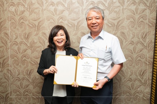 新業(yè)建設(shè) 創(chuàng)辦人–穆椿松先生(右一) 受邀擔任2024國家卓越建設(shè)獎–最佳社會住宅類評審委員，與 中華民國不動產(chǎn)協(xié)進會 理事長–張麗莉 (左一)合影。