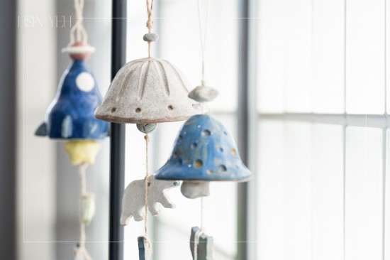 夏日屋簷下懸掛一只陶風(fēng)鈴，隨風(fēng)吹拂，清脆聲響，乘載祝福，將這只溫潤陶藝，化為日常裡一抹愜意風(fēng)景，細(xì)數(shù)夏日慢時(shí)光。