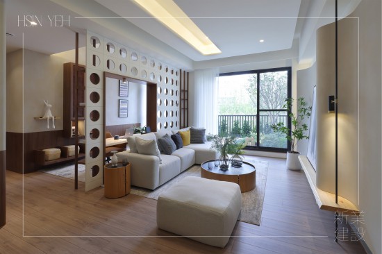 客廳與輕質(zhì)書房的規(guī)畫，以開放式的格局動線銜接，讓原本的客廳變得寬敞明亮，也不失小書房該有的功能屬性。