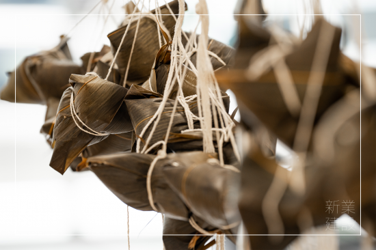 五月五，過端午，一串串的粽子，來自新業(yè)各部門同仁的雙手，上百顆的暖暖心意，全數(shù)捐給 ＃甘霖基金會(huì) 。