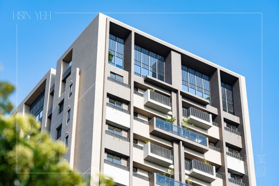 抬頭仰望，整齊劃一的磚瓦線條，工藝美學(xué)，展露的藍天，形成一幅壯觀的綺麗畫面。(圖為 新業(yè)–築願景 實景圖)