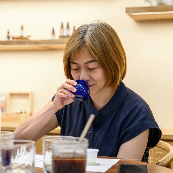 藉由手的溫度溫杯並輕輕搖晃，細聞橄欖油的果香味，含一口在口中，細品天然橄欖油所具備的果香味、苦味以及辣味。