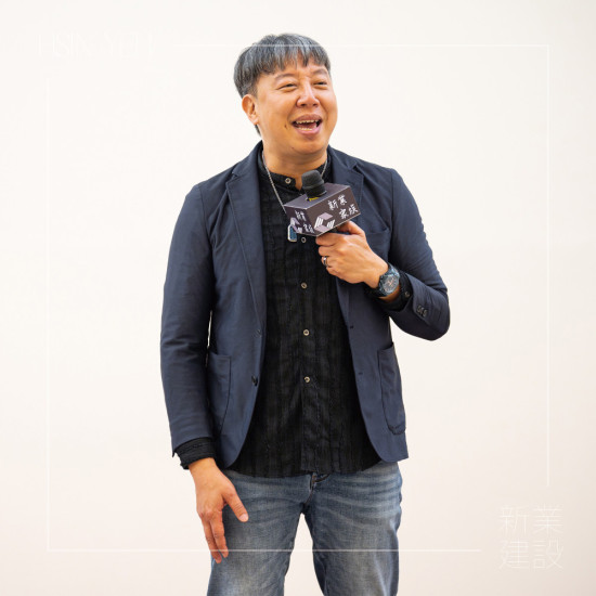 歐耶老師用說故事、演喜劇、辦講座等形式，將即興的快樂感動傳遞給更多人，讓大家在笑聲中，找回愛自己的能力。