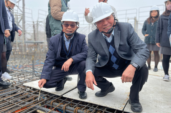 新業(yè)建設(shè)創(chuàng)辦人穆椿松先生(圖右)與卓勝隆董事長(zhǎng)(圖左)共同扎緊「噴金漆鋼筋」，為上樑儀式注入最深切的期盼。