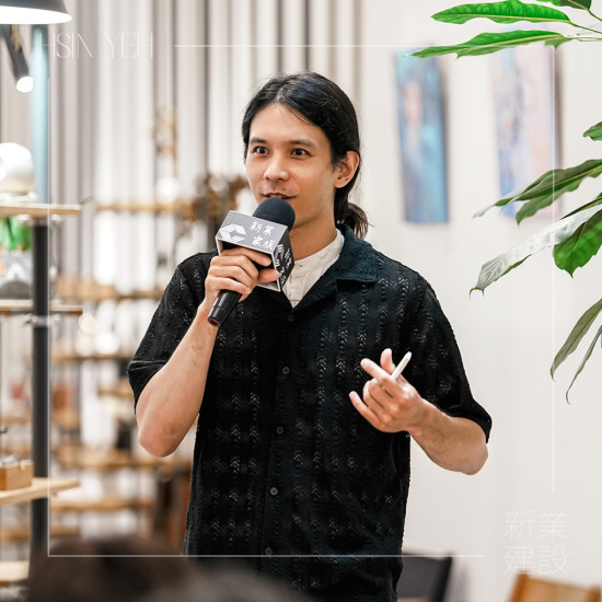 草木竹石的奇奇老師從一顆黃豆開啟味噌的故事，分享米麴在發(fā)酵中的關(guān)鍵角色，並延伸至甘酒的製作與風(fēng)味，理解食材背後的生命力與時間的藝術(shù)。