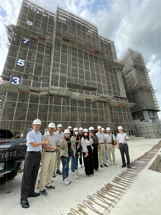 盛夏七月實際到工地場勘，了解新業(yè)秉持安全、品質(zhì)第一，紮穩(wěn)每個馬步，感恩住戶將〝家〞託付給新業(yè)。(圖為 臺中十四期-大塊森濤工地)