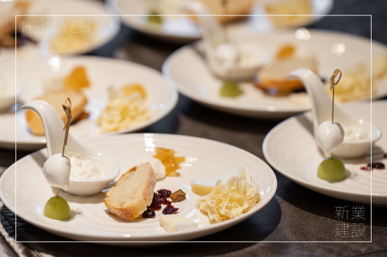 品嚐7款乳酪，從清新到濃郁，風(fēng)味層次變化，分享臺灣在地新鮮乳酪與熟成乳酪的差別，並搭配佐料，提升食物的口感風(fēng)味。