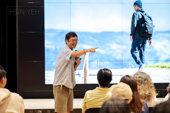 誤打誤撞，踏上郵務人生的差差，八年前無心插柳的照片卻意外在網上爆紅，超過萬人透過他的鏡頭，追蹤著他所看見的臺南。