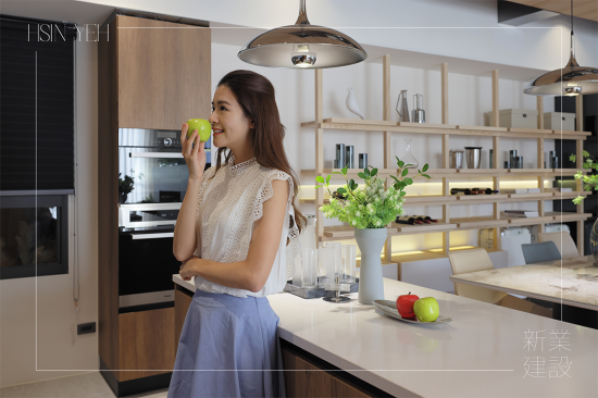 開放式中島（kitchen island）設(shè)計(jì)，善用廚房空間，高度、檯面及插孔的客製化選擇，讓廚房操作起來更加便利時(shí)尚。