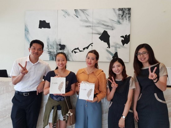 插畫家 邱馨怡 Cinyee Chiu (左二)與妹妹(左三)前來分享『新業(yè)， 一畝田』之喜悅。