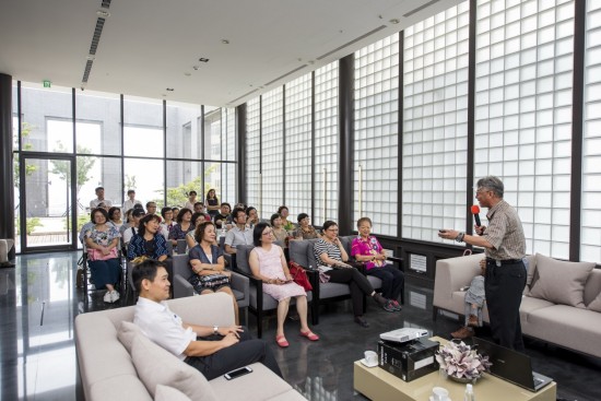 透著整面落地窗灑落的午後煦陽，調(diào)和出明亮舒適的採光，一覽無遺的景致讓人感到身心靈的放鬆