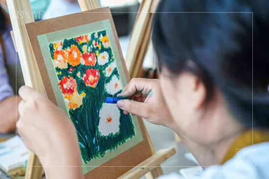 搭配不同顏色和軟硬度的油畫棒，可以創(chuàng)造出立體感和紋理肌理感，看似油畫的厚塗立體，描繪著花草的一動一靜，彷彿頃刻間漫步在花草叢中。