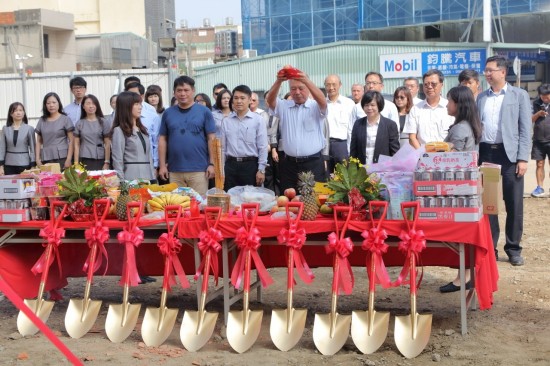 新業(yè)大家長 穆椿松榮譽(yù)董事長(左一)為首，新業(yè)【築之細(xì)道】同仁誠心祈請土地神，保佑施工過程的順?biāo)?，奠基順利大吉?>
										<div   id=