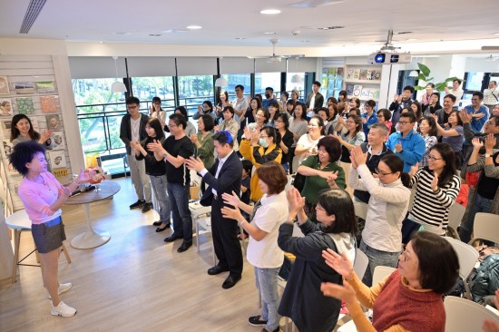 「左拍拍、右拍拍…」這樣的拍手操有助於預(yù)防失智癥，下次遇到值得開(kāi)心與肯定的事，記得不吝借出您的雙手喔！