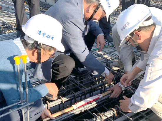 由新業(yè)建設榮譽董事長穆椿松(中)與卓勝隆董事長(左)代表新業(yè)全體同仁，見證並親自執(zhí)行這重要的一刻！