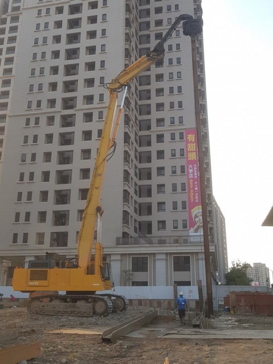 正式開(kāi)挖前，工程人員先將鋼軌樁一個(gè)個(gè)立正站好，為之後的工程起到擋土的作用。