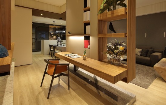 家的一體兩面，動與靜的需求都適得其所。
家人可邊看著節(jié)目，邊在電視牆前分享彼此觀點；而當話語漸歇，偏愛安靜的家人，在牆櫃的另一側(cè)就著光與書，即可輕易走入自我對話的世界。