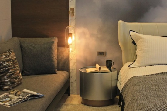 點(diǎn)上一盞小燈，書(shū)頁(yè)上的一字一句就這麼被染黃，讓小說(shuō)裡的情節(jié)伴你入眠。