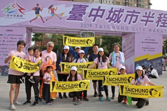 身旁的那一位，可能就是讓你堅持完賽的理由，對新業(yè)團隊來說，「有你有我」才能完成一場場美好的盛事。