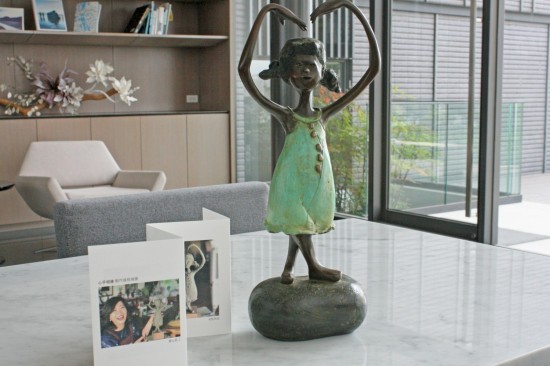 108年度張老師基金會(huì)授證的「心手相連」藝術(shù)品，期盼透過(guò)一個(gè)人接著一個(gè)人，薪火相傳之餘，也將這份公益的熱情與愛(ài)，不斷持續(xù)。