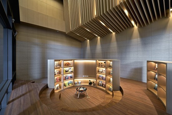 「新業(yè)宜家」兒童遊戲室是由同心圓匯聚而成的環(huán)狀走道與空間，特地採(cǎi)挑高六米設(shè)計(jì)，打造舒適無(wú)壓的遊樂(lè)空間，讓人沉浸於親子共讀的溫馨時(shí)刻。