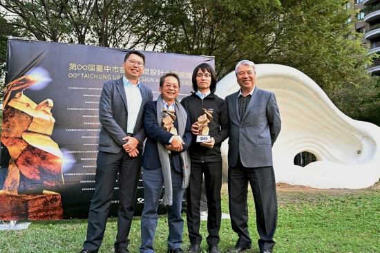 穆椿松榮譽(yù)董事長(zhǎng)（圖片右起）、居研所林宜鋒建築師、新業(yè)建設(shè)卓勝隆董事長(zhǎng)、居研所蕭智夫建築師，懷抱著這項(xiàng)殊榮，新業(yè)團(tuán)隊(duì)會(huì)持續(xù)規(guī)畫(huà)更多適居好宅，讓經(jīng)典流傳盛放。