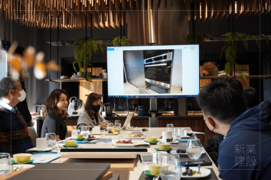 新業(yè)職人團(tuán)隊(duì)以嚴(yán)謹(jǐn)?shù)膽B(tài)度看待每次的建案，廚房空間的順暢性，讓主夫主婦輕易上手，完美的廚具櫃是職人在乎的關(guān)鍵。