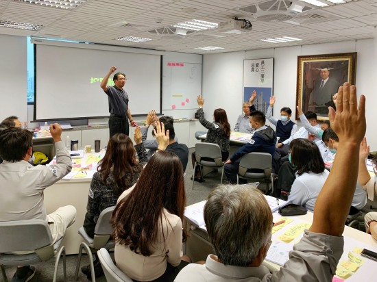 特邀專(zhuān)業(yè)簡(jiǎn)報(bào)力－王永福老師，透過(guò)講師對(duì)於職場(chǎng)簡(jiǎn)報(bào)的深刻見(jiàn)解，讓我們了解到如何在每一次上臺(tái)時(shí)，都能兼顧精采度及專(zhuān)業(yè)度。