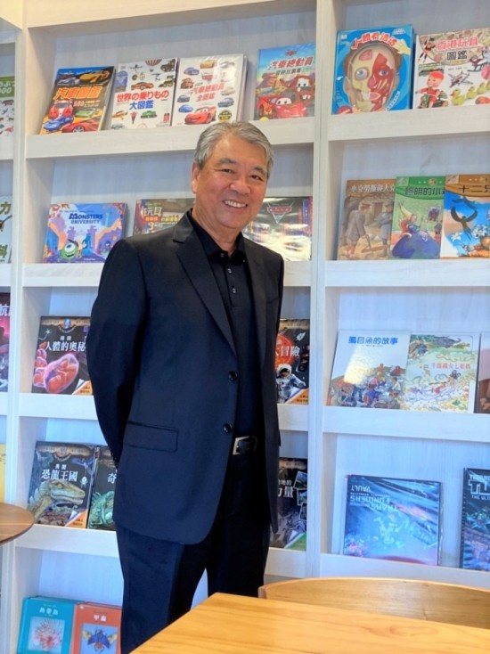 新業(yè)大家長穆椿松名譽(yù)董事長，於益品書屋分享：「由旅遊者角度－穿越日本史」講座。