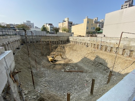 擋土柱穩(wěn)穩(wěn)地紮進地面，為基地開挖必要的守護者。