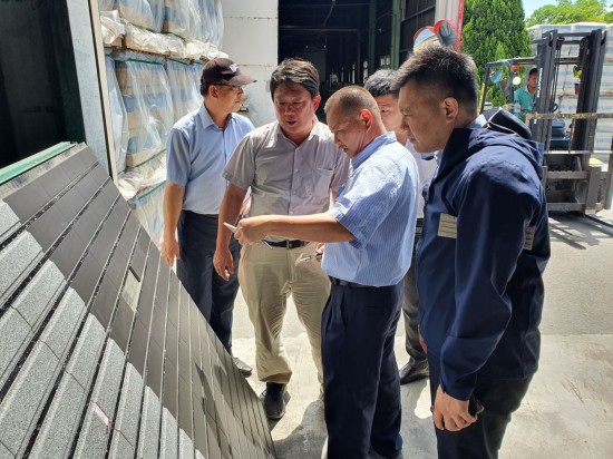 新業(yè)明白一片磁磚也會影響居家的安全，新業(yè)職人團隊親自前往位於苗栗的磁磚工廠，針對外牆磚與廠商來回溝通，並確實傳達更全面的要求與標準。