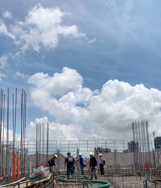 日頭赤炎炎，在「起厝母湯隨便」(臺(tái)語)的理念驅(qū)使下，工地師傅毫無怠慢之心。