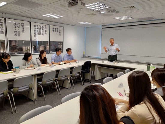 由新業(yè)建設(shè)榮譽(yù)董事長(zhǎng) 穆椿松先生為大家?guī)?lái)深化教育，說(shuō)明新業(yè)成立17年以來(lái)堅(jiān)持不懈的服務(wù)理念與職人態(tài)度。