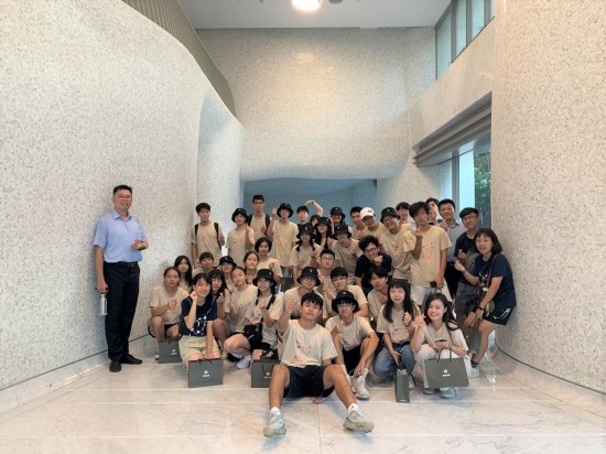 初綻的青春年華，對建築自有一番見解與看見。透過本次的東海建築營，新業(yè)鼓勵孩子延伸自我的經(jīng)歷，期許效法隈研吾、伊東豐雄、安藤忠雄等大師風範，未來也能代表臺灣在國際佔有一席地位?。拘聵I(yè)觀峰】。