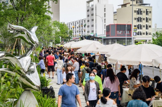 滿滿的人潮讓文青市集充滿著濃濃的人情味，趁著孩子們暑假接近尾聲，以及大人們忙裡偷閒的時光，當(dāng)天好好地「Fun一下」！