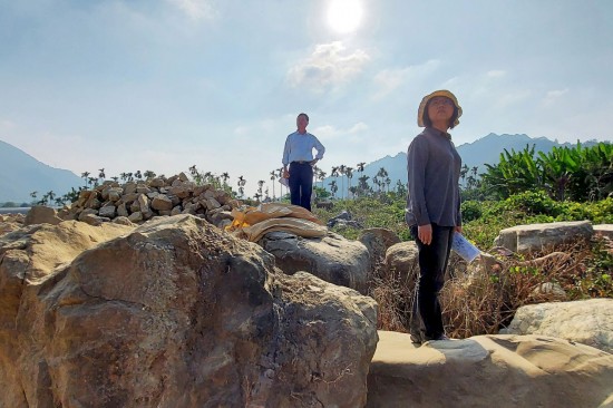 腳下的土石，承托著我們的腳印，新業(yè)職人團(tuán)隊相信渾然天成的巖石，屬於一大藝術(shù)，並以職人的眼光審視，將大石、小石帶回『大塊森鄰』。