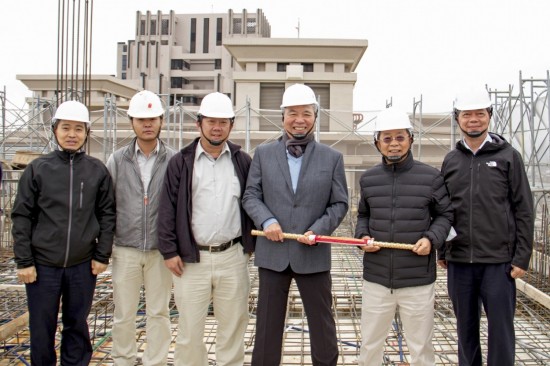 「築之細道」順利迎來上樑典禮，2020年年末，新業(yè)建設(shè)名譽董事長穆椿松先生（圖右三）、卓勝隆董事長（圖右二）、簡福榮總經(jīng)理（圖右一）、邱正光副總經(jīng)理（圖左一）一同蒞臨現(xiàn)場，祝福工程平安順利地完工。