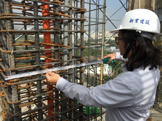 建築師正在查驗鋼筋「間距」，在樓版鋼筋部分講究對齊、平整，是我們不畏繁瑣的信念。