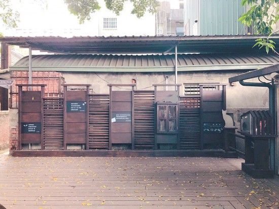 因附近經常有野貓出現(xiàn)，將貓融入設計主軸，設計三隻不同姿勢之小貓剪影，讓美好關係更顯豐富有趣。