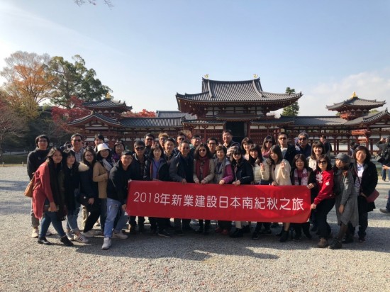 世界文化遺産之一的宇治平等院，特色包括表現(xiàn)極樂世界的鳳凰堂、精心雕刻的木造神像、以及日本三銘鐘之一的梵鐘等多種日本國家至寶。