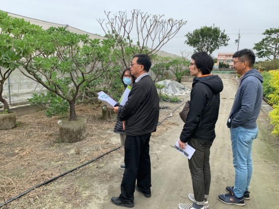 新業(yè)建設簡福榮總經理(左二)與建築團隊們親赴產地一一把關+嚴選樹種。 