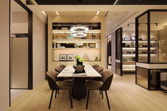 圍繞著長桌，凝聚與朋友間的互動，讓人自然把注意力轉(zhuǎn)移到彼此的談話之間。