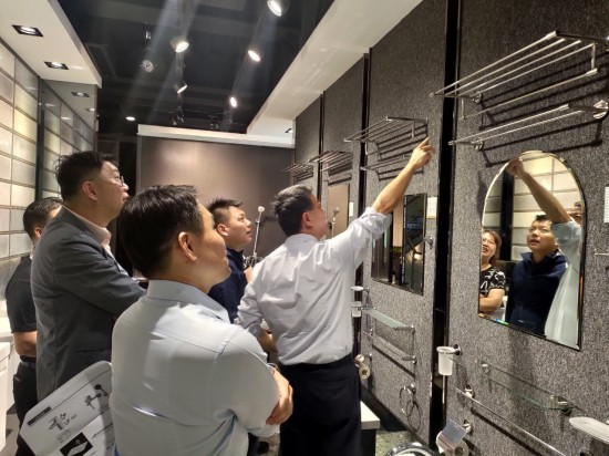 為了讓幸福更貼近您的生活，新業(yè)團(tuán)隊(duì)總是設(shè)想得更多，包含浴室收納架的設(shè)計(jì)等。